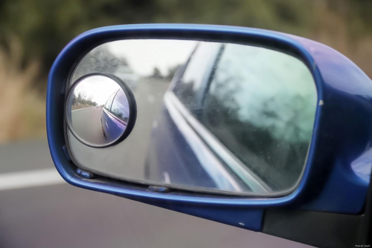 Šoninis veidrodėlis automobilyje su akla zona