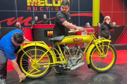 1915 metų „Cyclone-V Twin“ motociklas