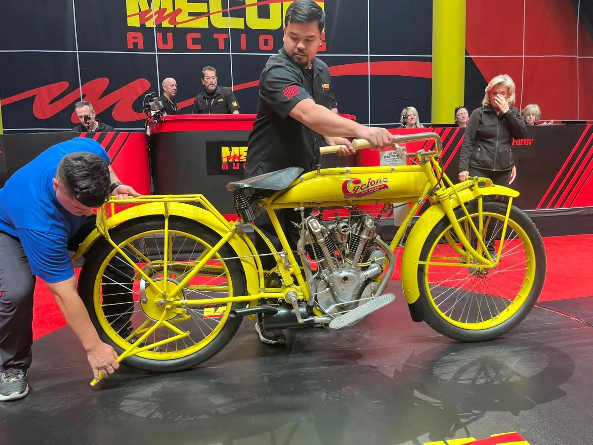1915 metų „Cyclone-V Twin“ motociklas