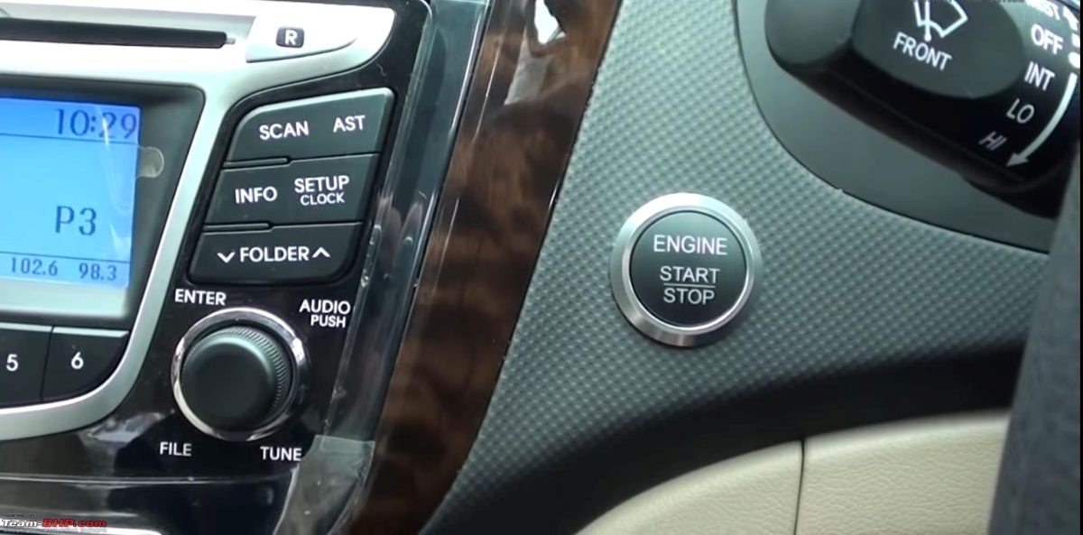 AST mygtukas automobilyje