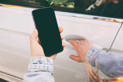 Automobilio atrakinimas telefonu