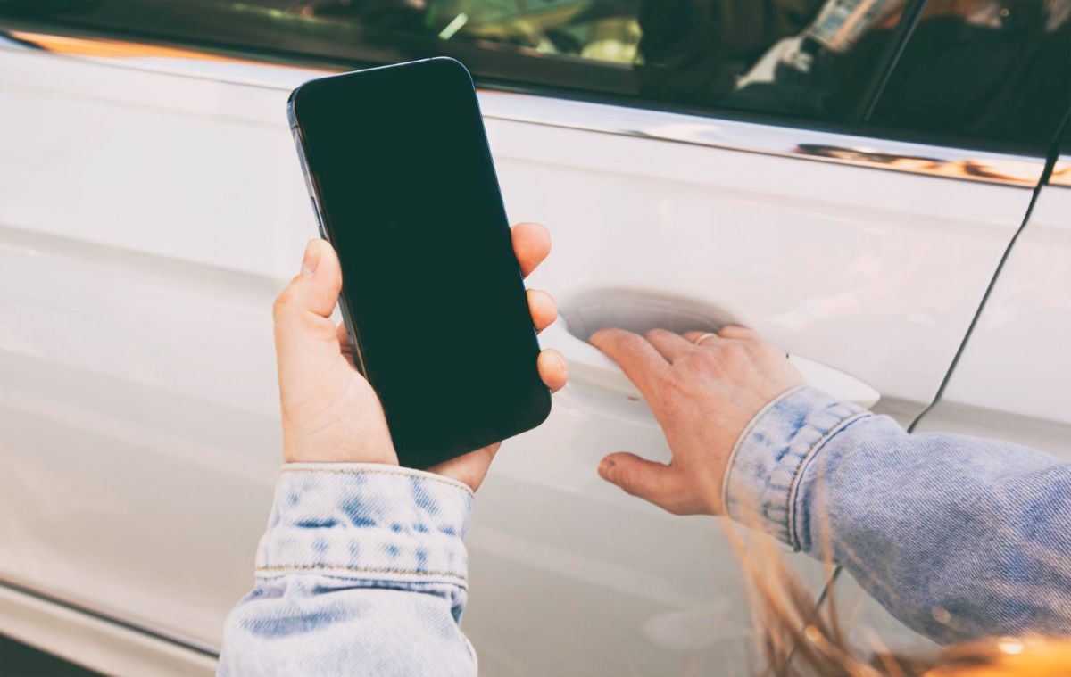 Automobilio atrakinimas telefonu
