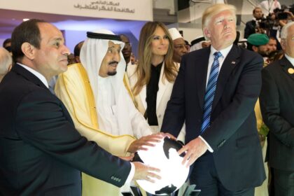 D. Trumpas 2017 metų Riyadh | https://upload.wikimedia.org/wikipedia/commons/6/6d/Abdel_Fattah_el-Sisi%2C_King_Salman_of_Saudi_Arabia%2C_Melania_Trump%2C_and_Donald_Trump%2C_May_2017.jpg