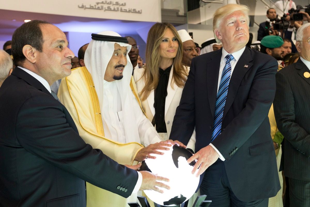 D. Trumpas 2017 metų Riyadh | https://upload.wikimedia.org/wikipedia/commons/6/6d/Abdel_Fattah_el-Sisi%2C_King_Salman_of_Saudi_Arabia%2C_Melania_Trump%2C_and_Donald_Trump%2C_May_2017.jpg