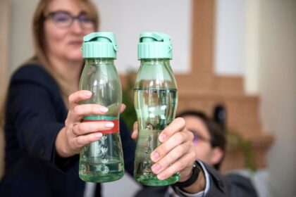 Daugkartiniai plastikiniai buteliai