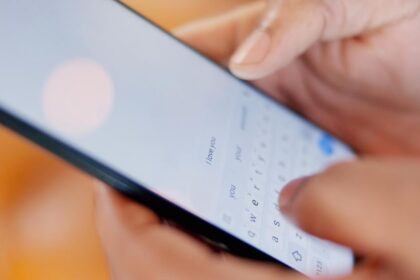 Gboard rašymo klaidų taisymas su DI