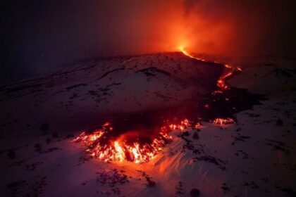 Išsiveržęs Etnos ugnikalnis, tekanti lava | Etna Walk / AFP / East News nuotr.