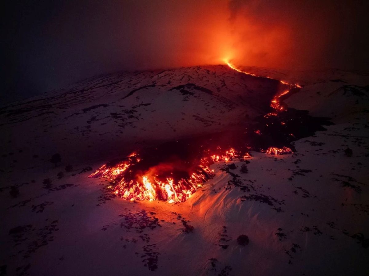 Išsiveržęs Etnos ugnikalnis, tekanti lava | Etna Walk / AFP / East News nuotr.