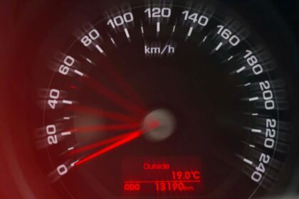 Kodėl automobilio spidometras rodo didesnį greitį