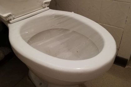 Maistinės plėvelės panaudojimas atkimšti tualetui