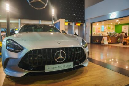 Mercedes-Benz ženklas ant automobilio grotelių