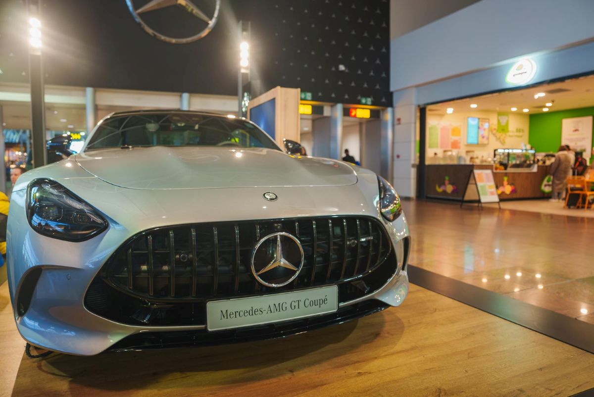 Mercedes-Benz ženklas ant automobilio grotelių