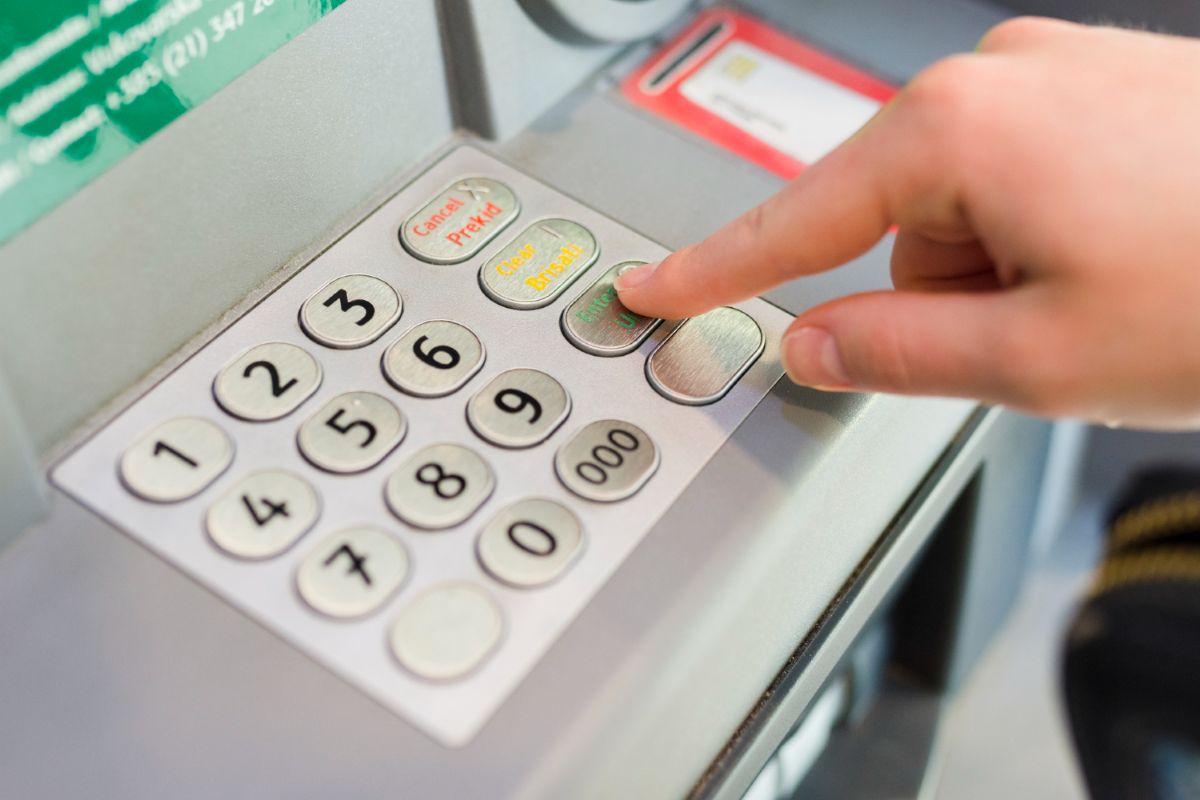 PIN kodo suvedimas bankomate