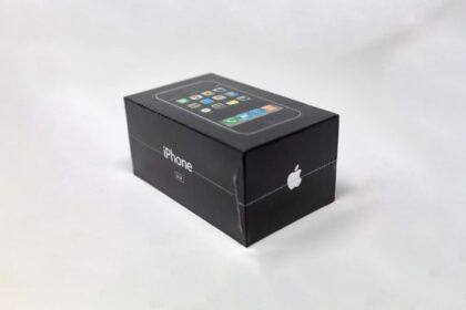 Pirmieji iPhone už milžinišką sumą