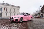Rožinis „Bolt Drive“ kabrioletas BMW 1