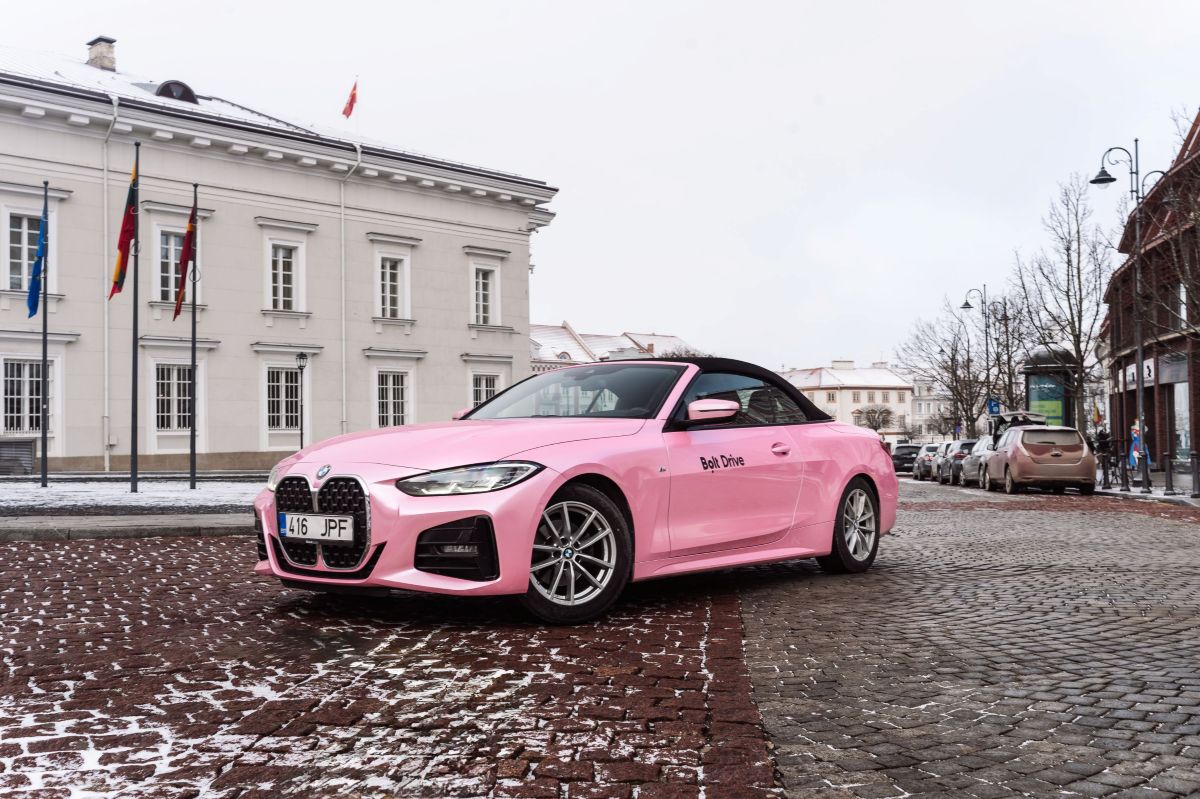 Rožinis „Bolt Drive“ kabrioletas BMW 1