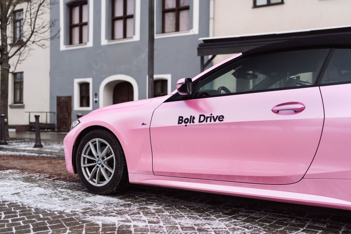 Rožinis „Bolt Drive“ kabrioletas BMW 2