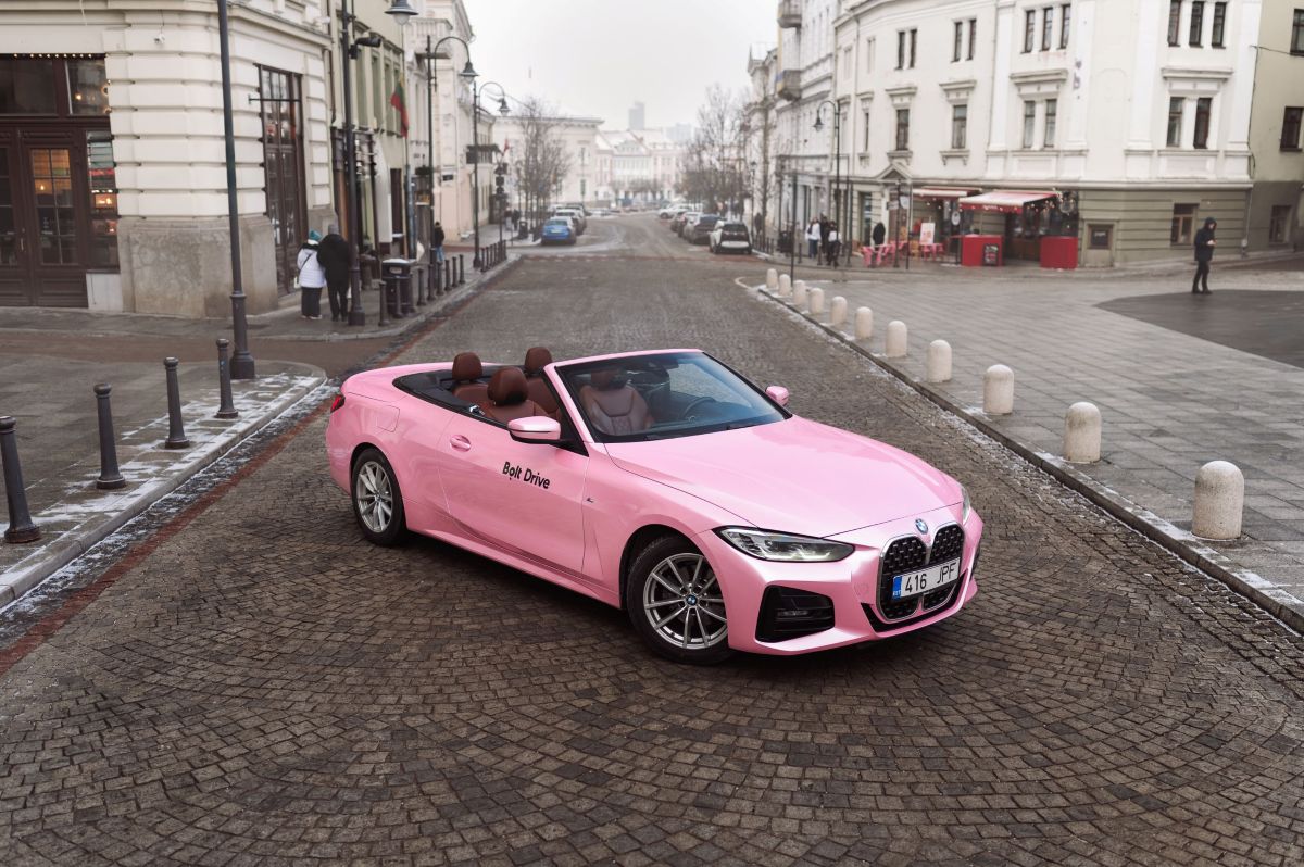 Rožinis „Bolt Drive“ kabrioletas BMW 4