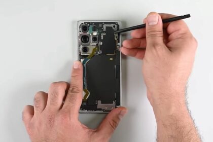 S25 telefoną išardyti tapo lengviau