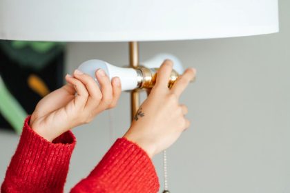 Siūloma grįžti į visuomeninį elektros tiekimą