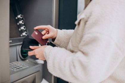 Sukčiai nusitaikė į bankomatus