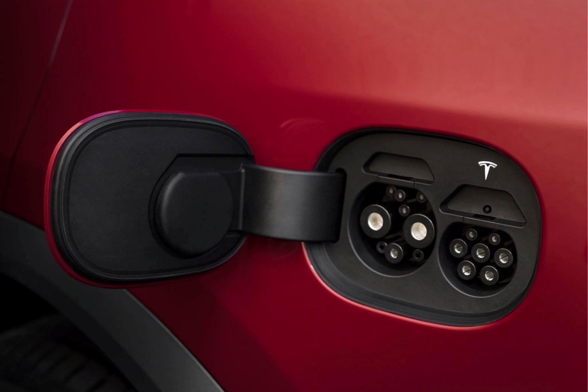 Tesla Model S įkrovimas