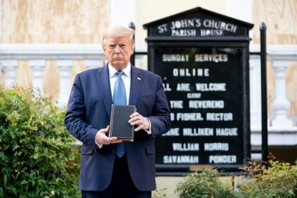 D. Trumpas | Nuotr. upload.wikimedia.org/wikipedia/commons/thumb/f/fb/President_Trump_Visits_St._John%27s_Episcopal_Church_%2849963649028%29.jpg/1920px-President_Trump_Visits_St._John%27s_Episcopal_Church_%2849963649028%29.jpg)