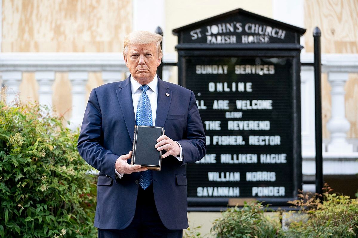 D. Trumpas | Nuotr. upload.wikimedia.org/wikipedia/commons/thumb/f/fb/President_Trump_Visits_St._John%27s_Episcopal_Church_%2849963649028%29.jpg/1920px-President_Trump_Visits_St._John%27s_Episcopal_Church_%2849963649028%29.jpg)