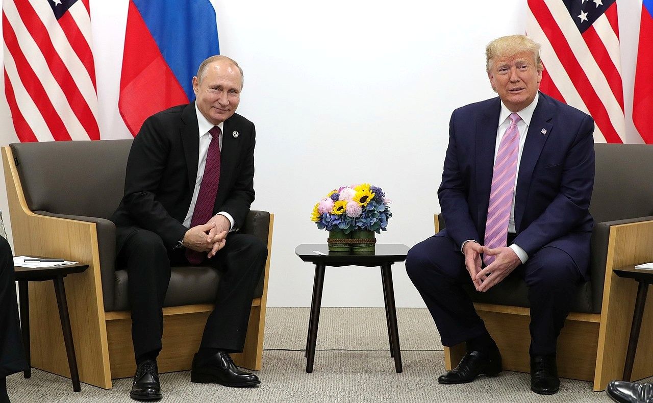 Trumpas kalbėjosi su Putinu | Nuotr. https://commons.wikimedia.org/wiki/File:Vladimir_Putin_and_Donald_Trump_%282019-06-28%29_10.jpg