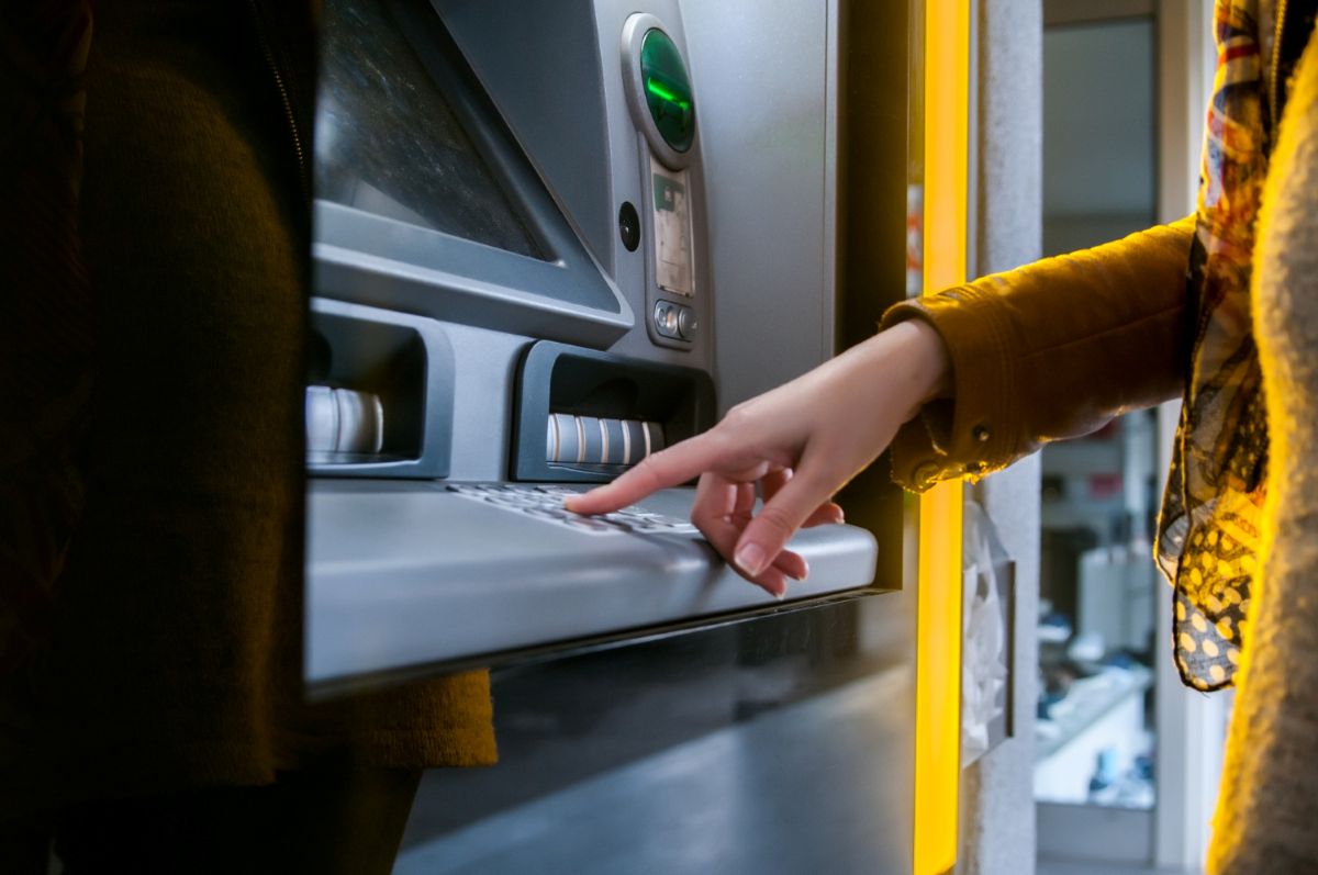 Būkite atsargūs prie bankomatų