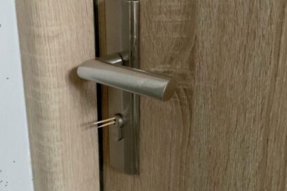 Dantų krapštukai lauko durų spynoje