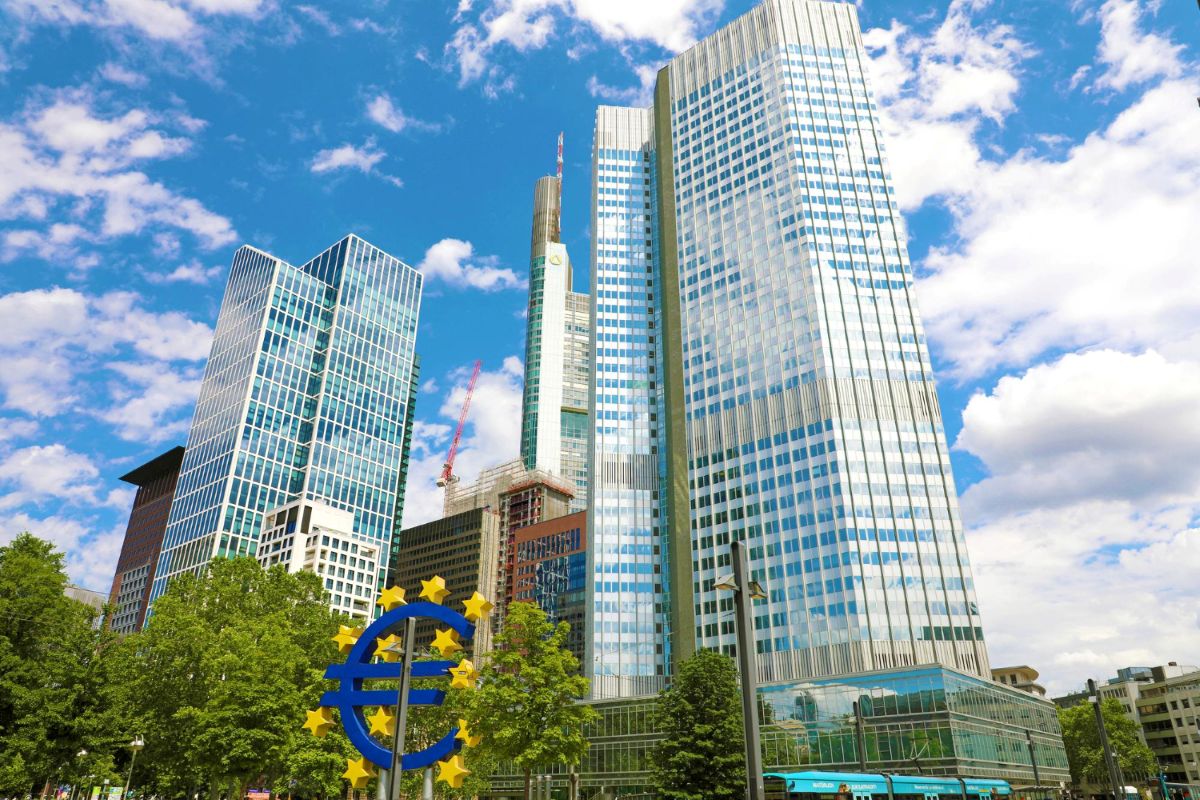 ECB dar sumažino palūkanas