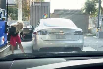 Į Teslą bandė įpilti benzino