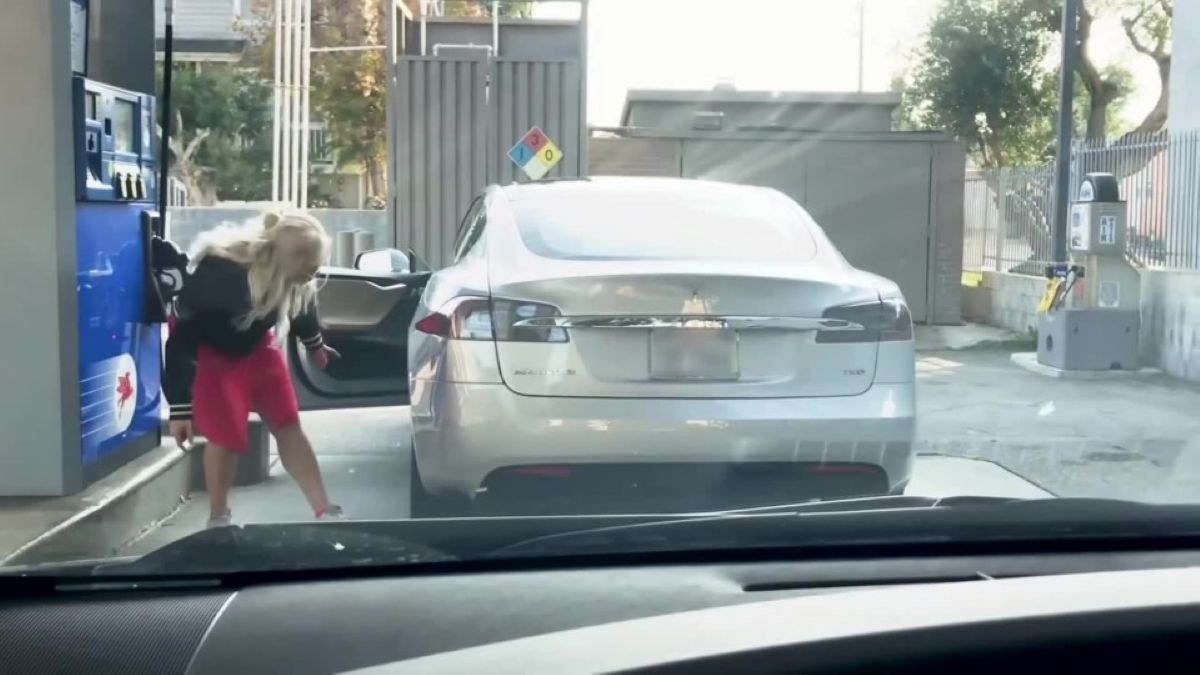 Į Teslą bandė įpilti benzino