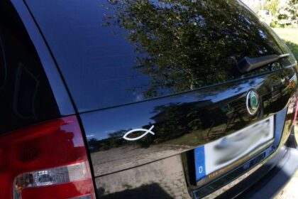 Ichthys ženklas ant automobilio