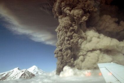Stratovulkano Mount Spurr išsiveržimas Aliaskoje, 1992 m© JAV geologijos tarnyba (viešoji nuosavybė)
