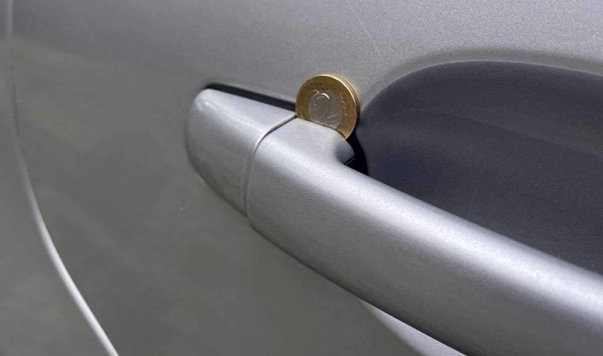 Moneta už automobilio rankenos