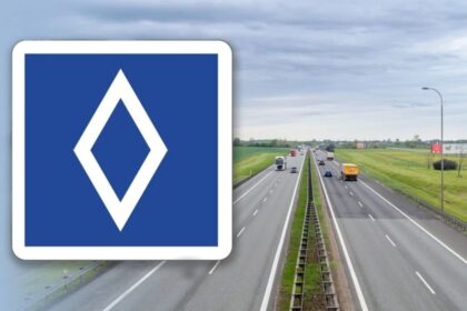 Rombas mėlyname fone – KET ženklas