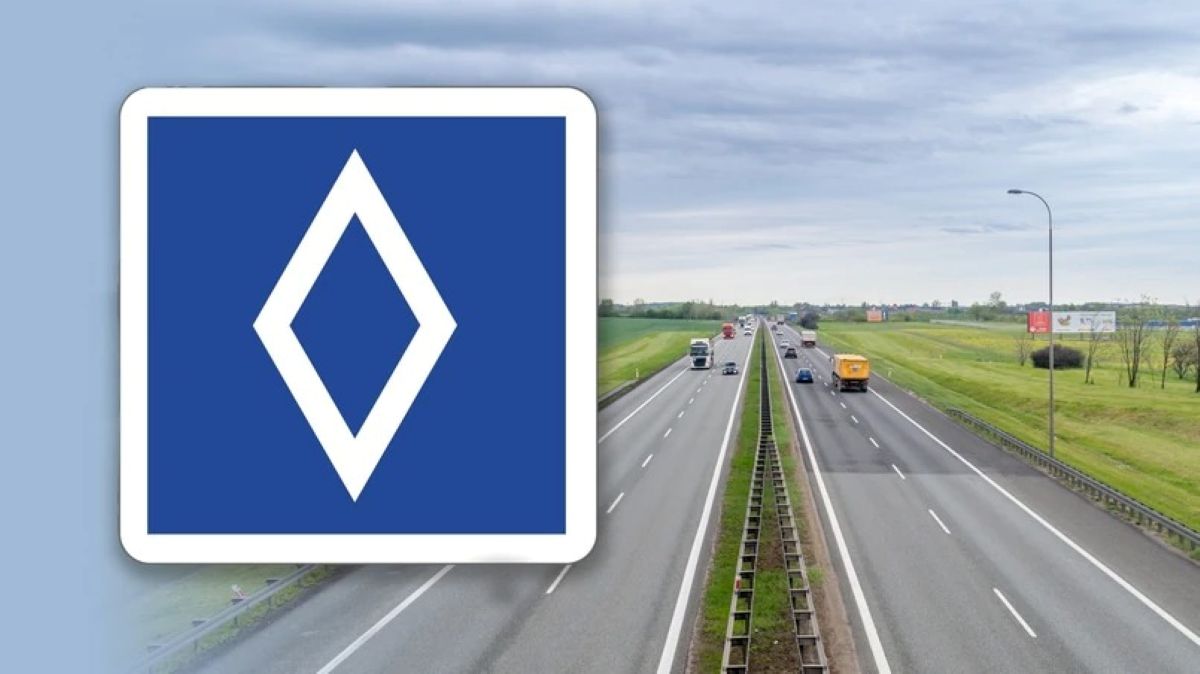 Rombas mėlyname fone – KET ženklas