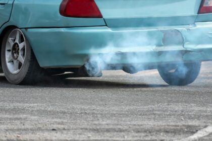 Rūkstantys dūmai iš automobilio