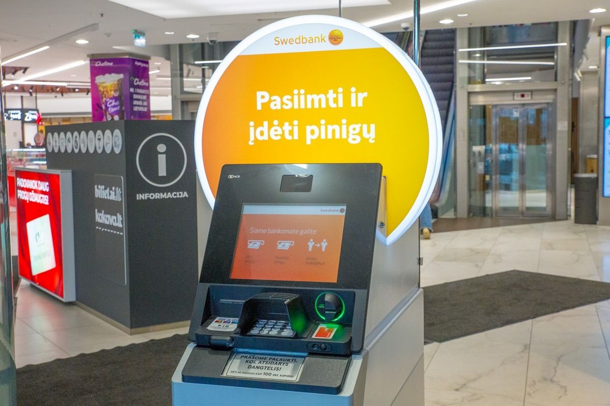 Swedbank bankomatai neišduoda 5 eurų banknoto
