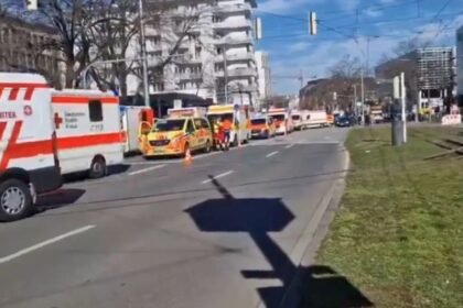 Vokietijoje automobilis partrenkė kelis žmones / Stop kadras X.com