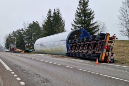 Apvirtęs krovinys / Nuotr. Telšių žinios