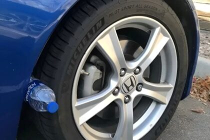 Butelis automobilio arkoje