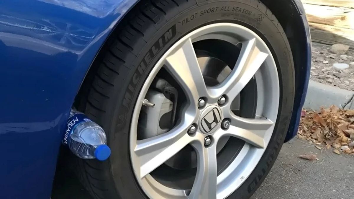 Butelis automobilio arkoje