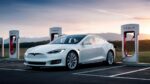 Įkraunamas Tesla EV