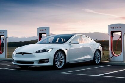 Įkraunamas Tesla EV