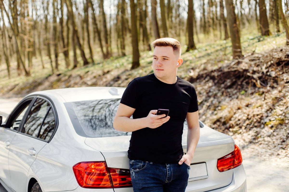 Jaunas vairuotojas ir BMW