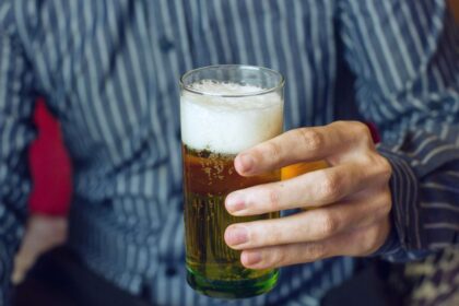 Nealkoholinis alus stiklinėje