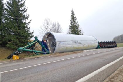 Nuvirto sunkvežimis su vėjo elektrinės detale / Nuotr. Telšių žinios